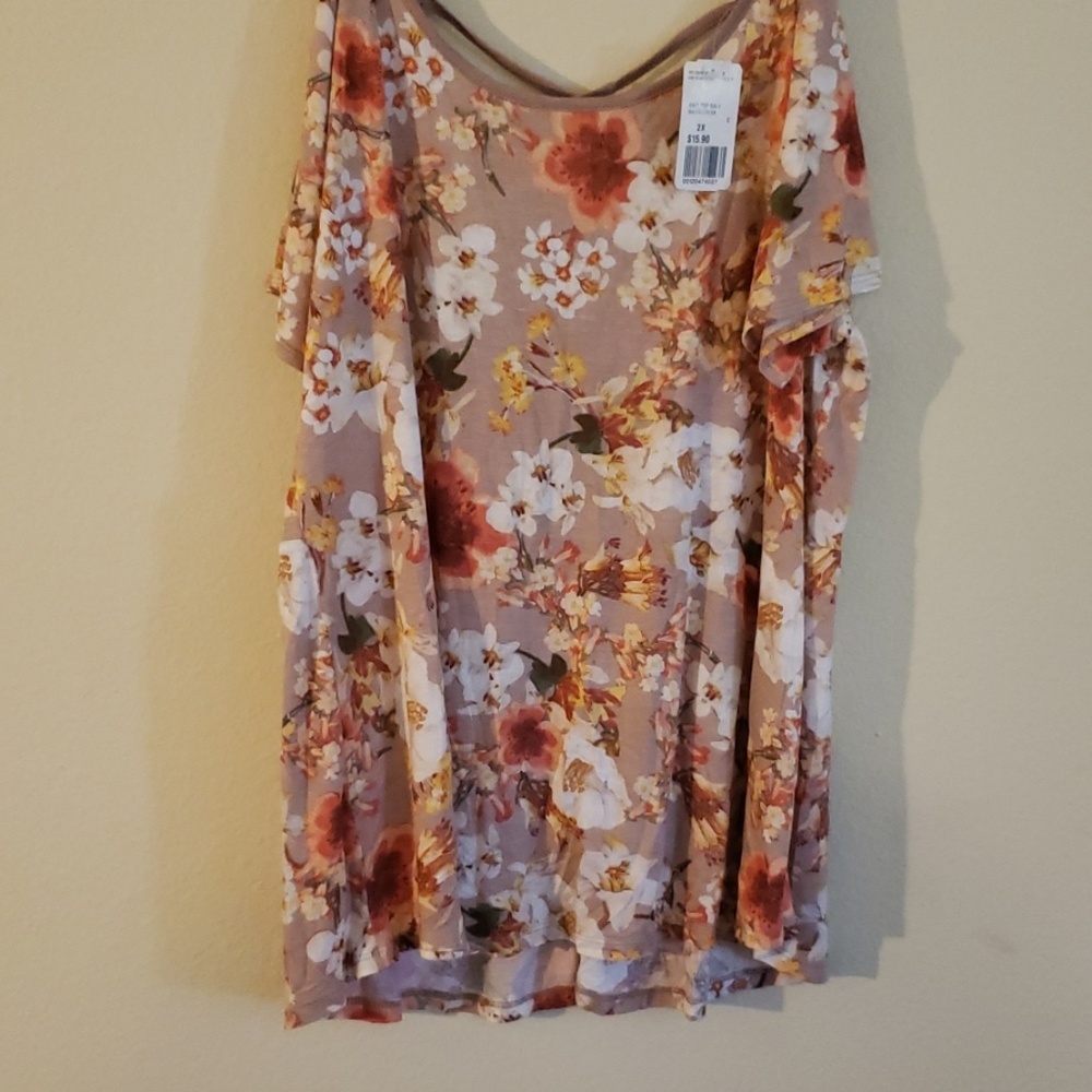 NWT: Floral top